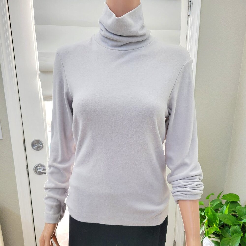 Cozy light grey lightweight fleece style turtleneck supersoft! Size Small
